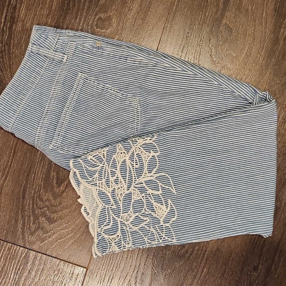 ❤ CHICO'S EMBROIDERED HEM GIRLFRIEND SLIM LEG CROP JEANS - BLUE, WHITE STRIPE 8P - Picture 10 of 11